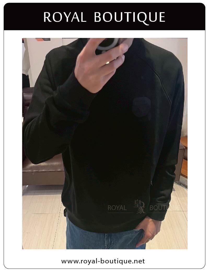 KARL LAGERFELD 卡爾 左胸老佛爺小標素面斜繡大學T