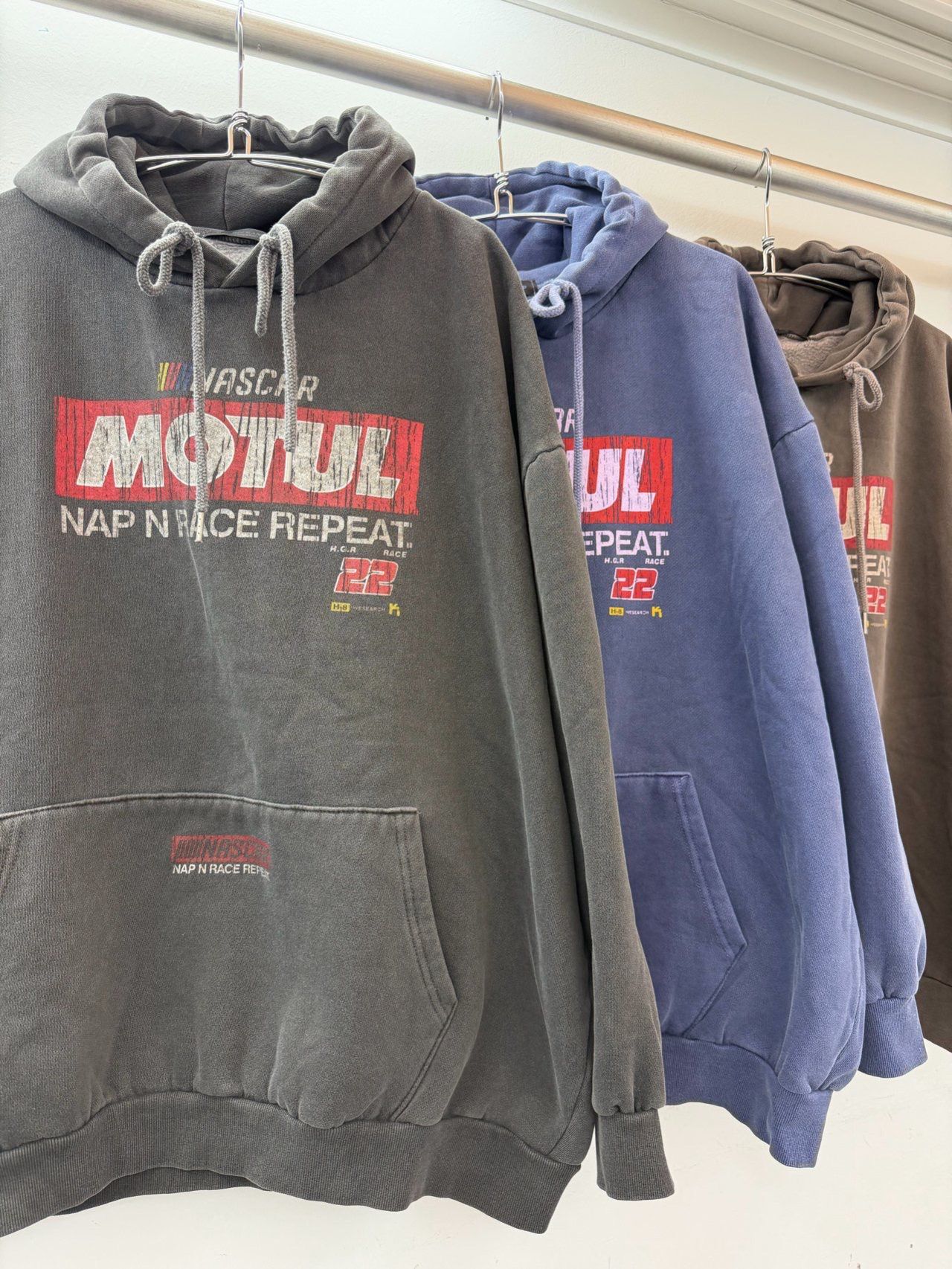 OverSize洗水英文字圖案連帽衛衣(薄抓毛底) T5848