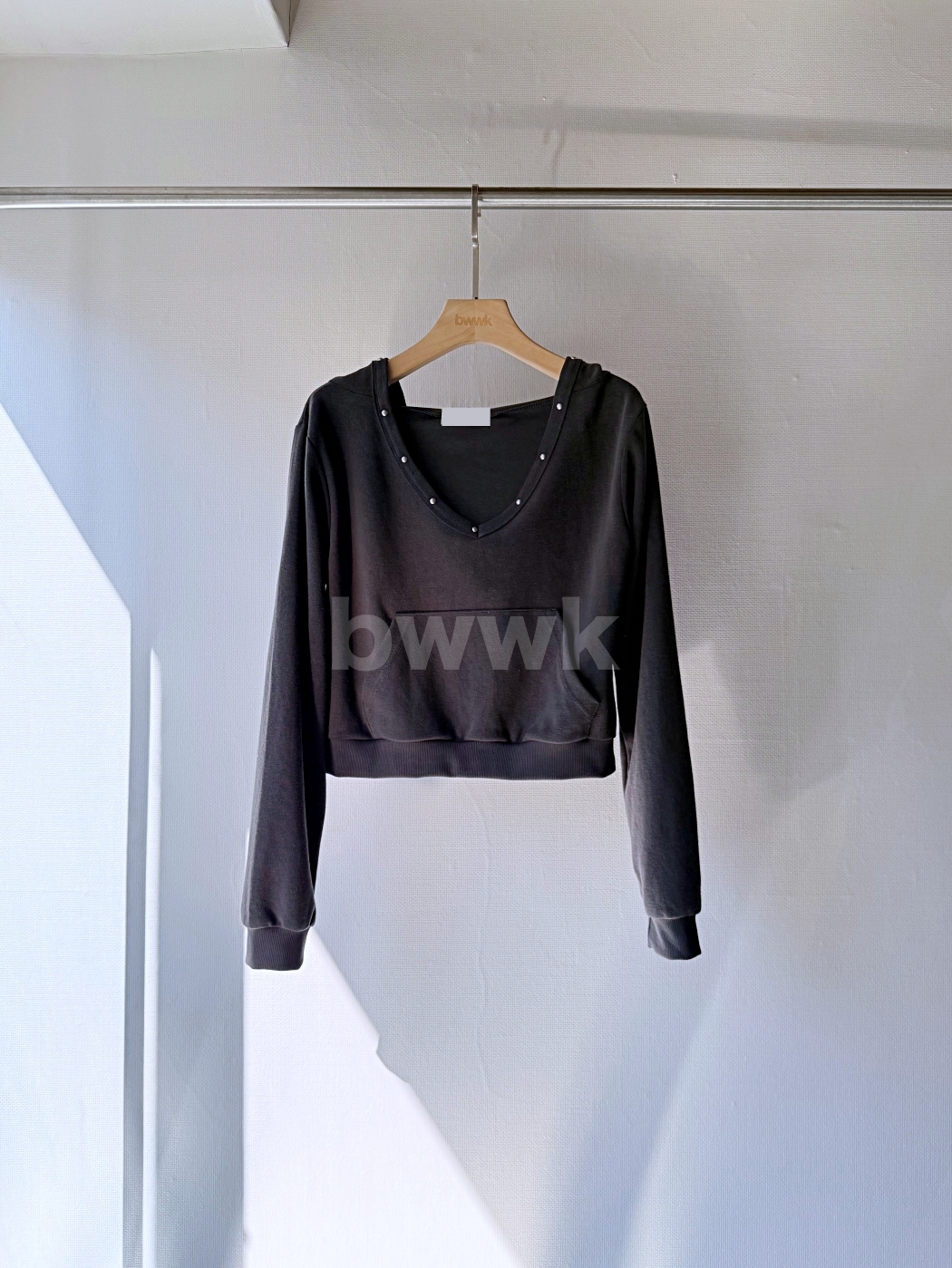 鉚釘綴飾連帽低領上衣