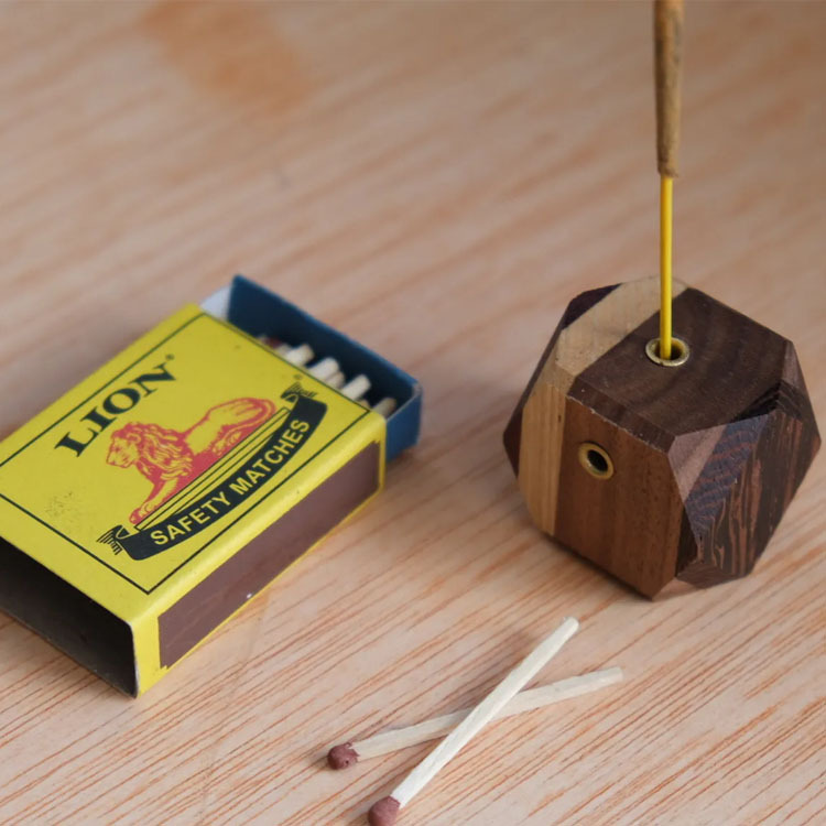 【八刀草】磁吸線香座