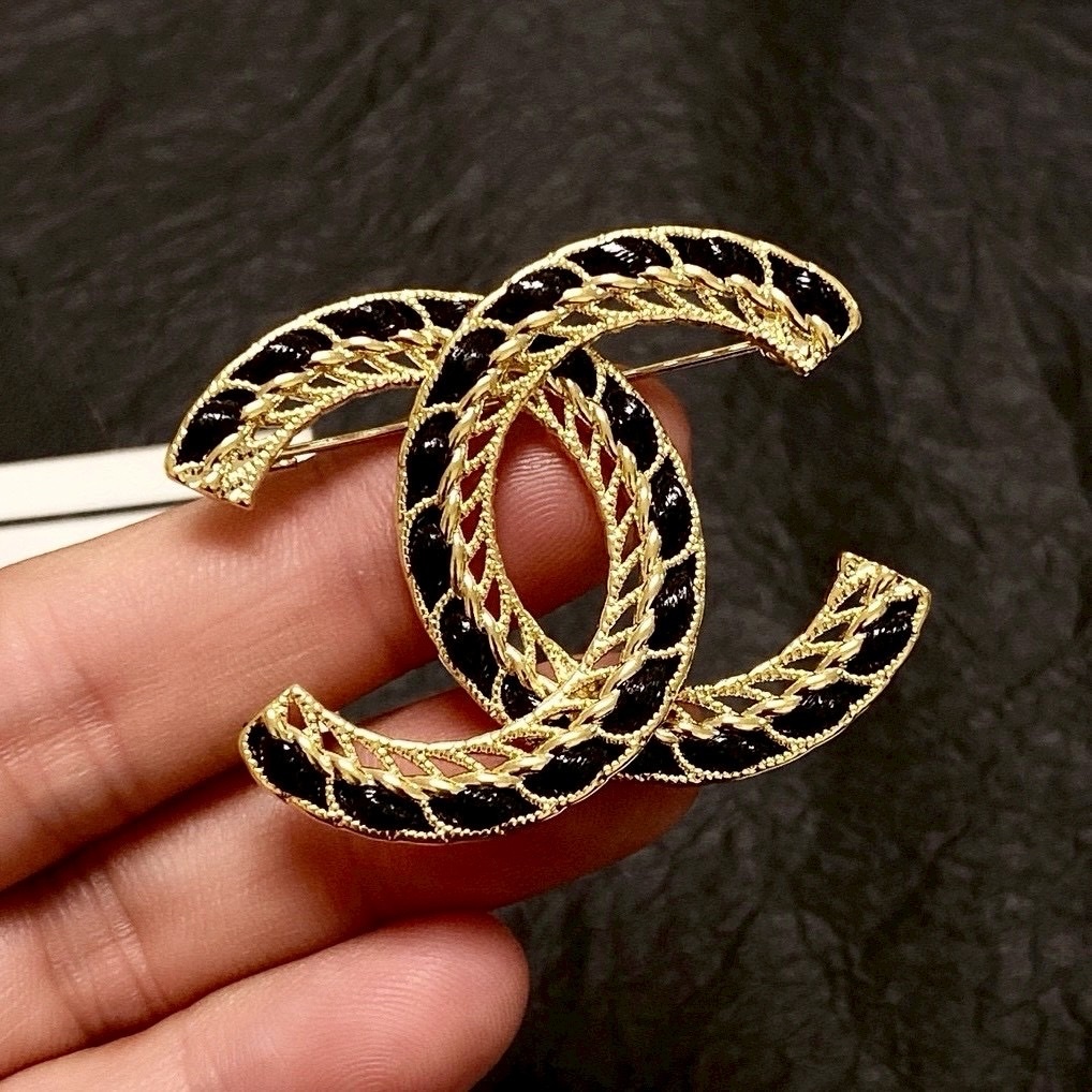 18k香奶奶經典黑皮革穿金鏈/雙c鏤空”高奢定製胸針