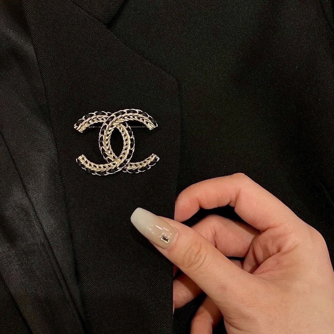 18k香奶奶經典黑皮革穿金鏈/雙c鏤空”高奢定製胸針