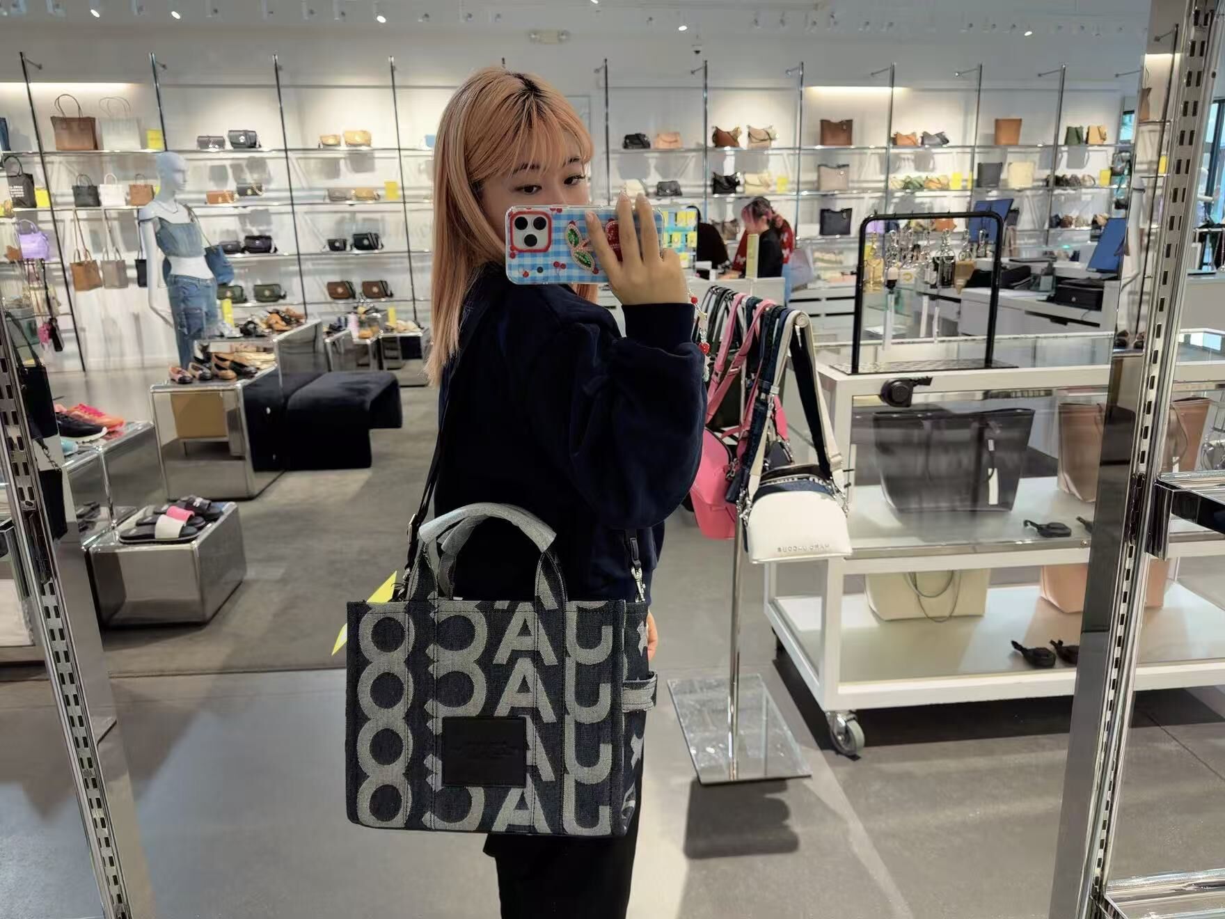 【直播】MARC JACOBS LL1124101 黑色字母圖案托特包