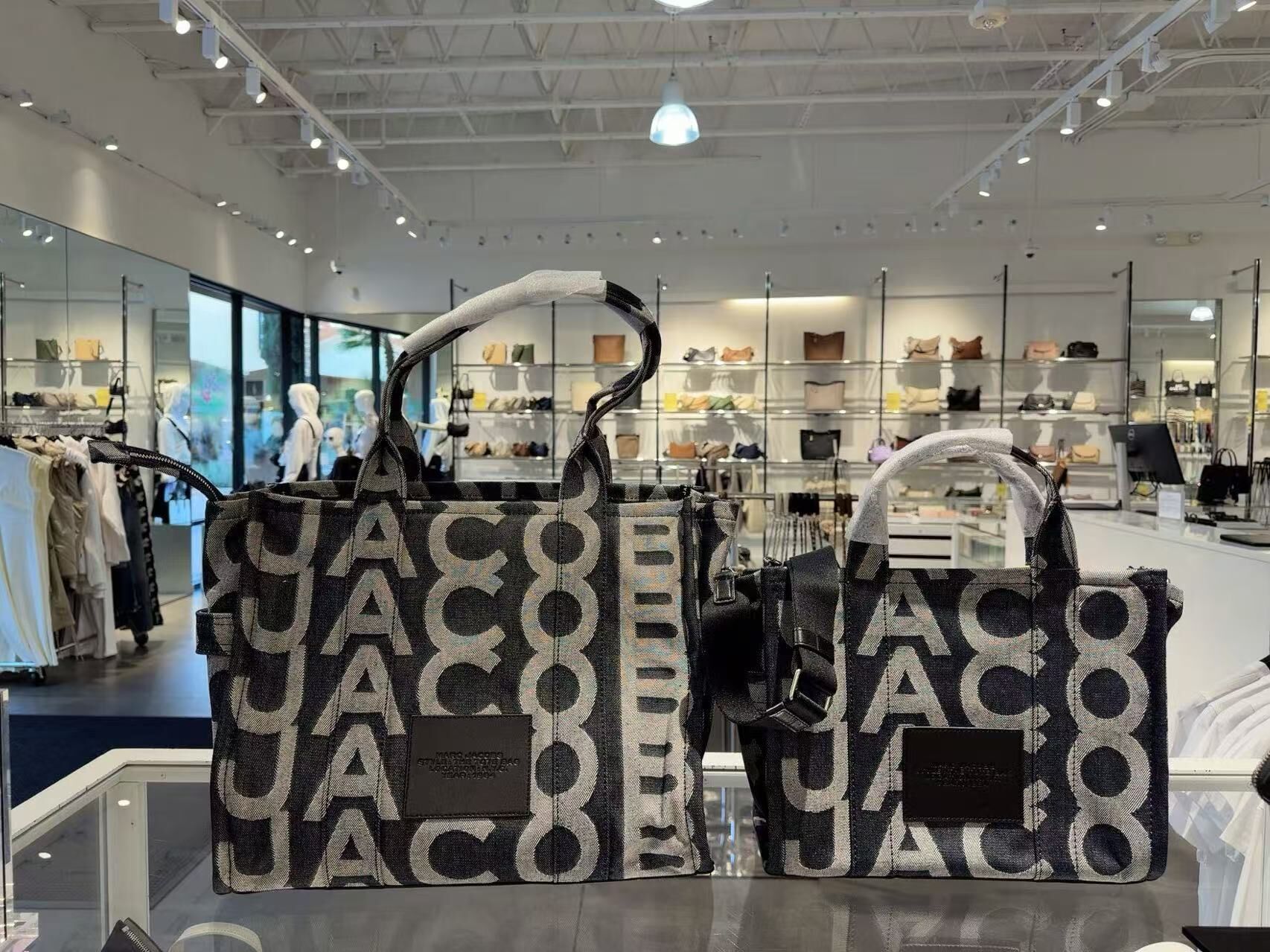 【直播】MARC JACOBS LL1124101 黑色字母圖案托特包