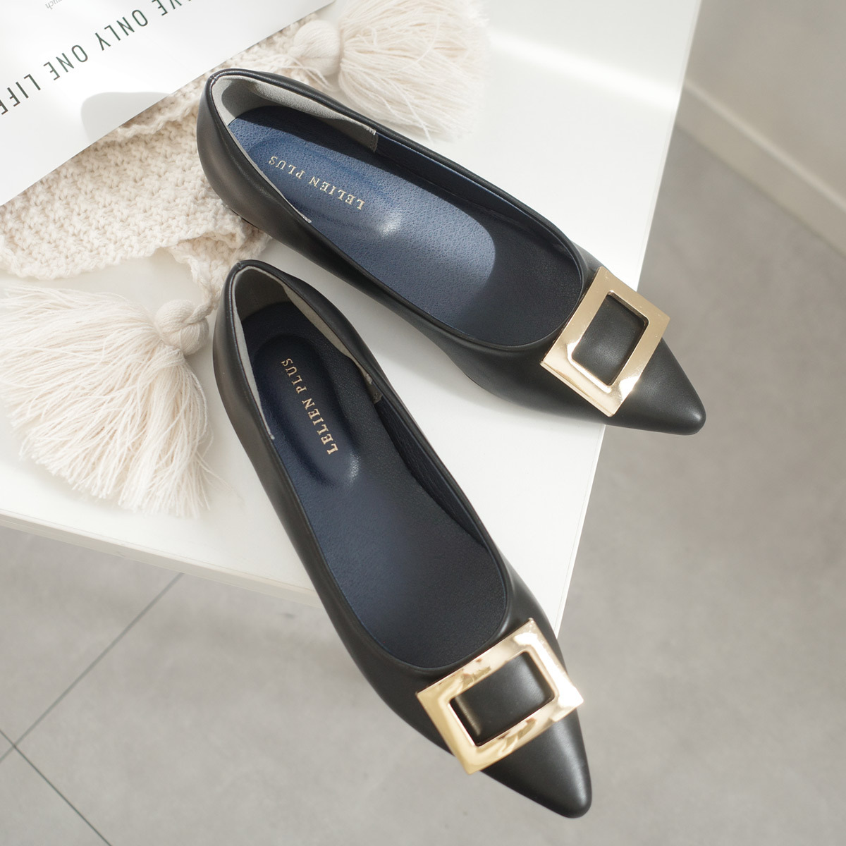 方形飾扣尖頭平底鞋 健步如飛【CX3036】