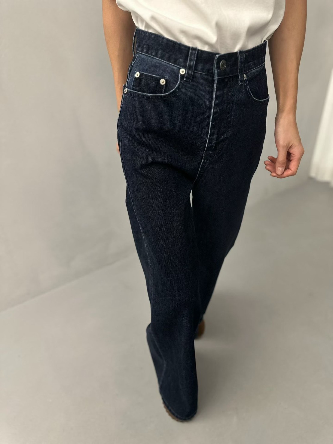 高腰深色長直筒牛仔褲