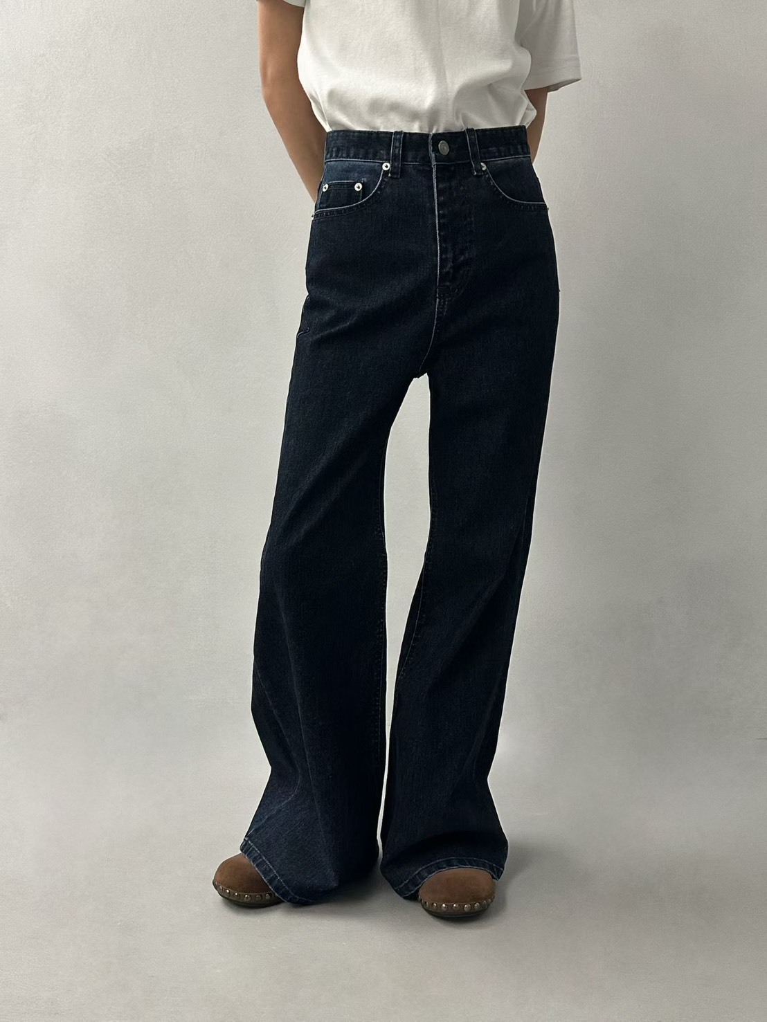 高腰深色長直筒牛仔褲