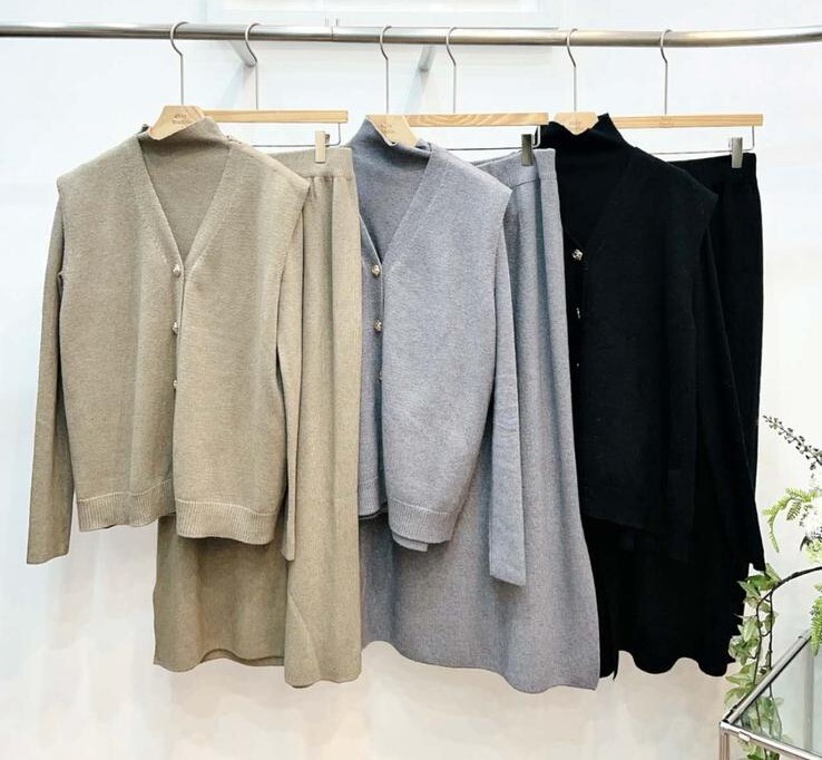 AB52 Top 胸 36-62 長 23 背心 胸44-60 長24 裙 腰 24-45 HIP 38-66 長33$429