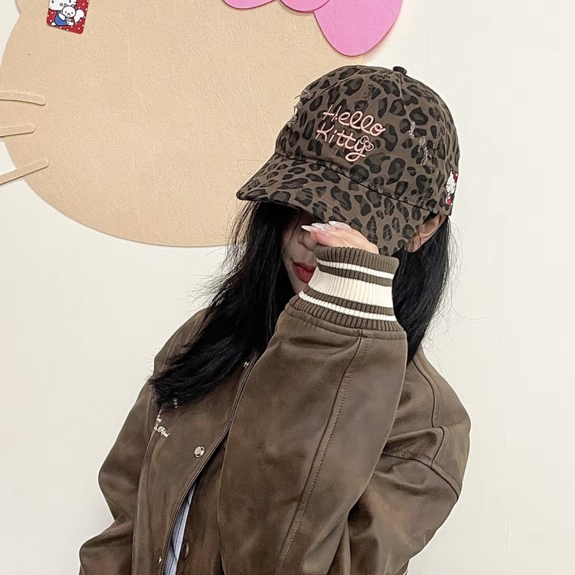 SANRIO 三麗鷗 KITTY 草寫字母 豹紋老帽 刺繡 咖豹紋 休閒穿搭