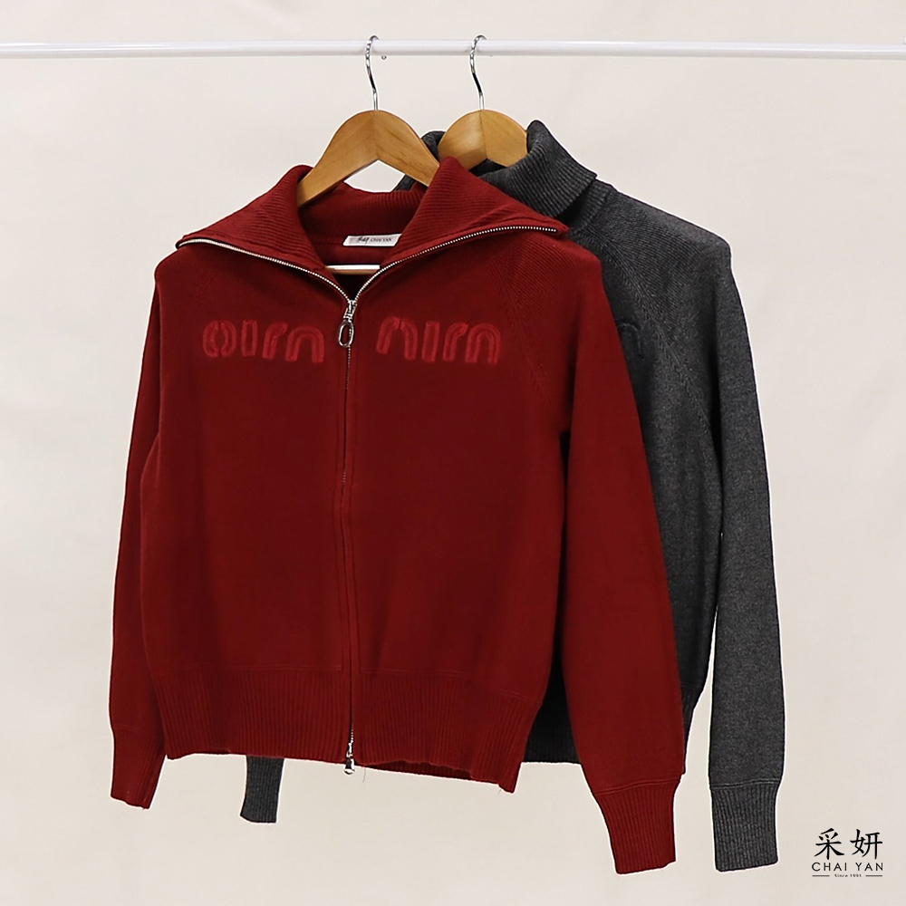 無肩線字母刺繡針織高立領長袖外套