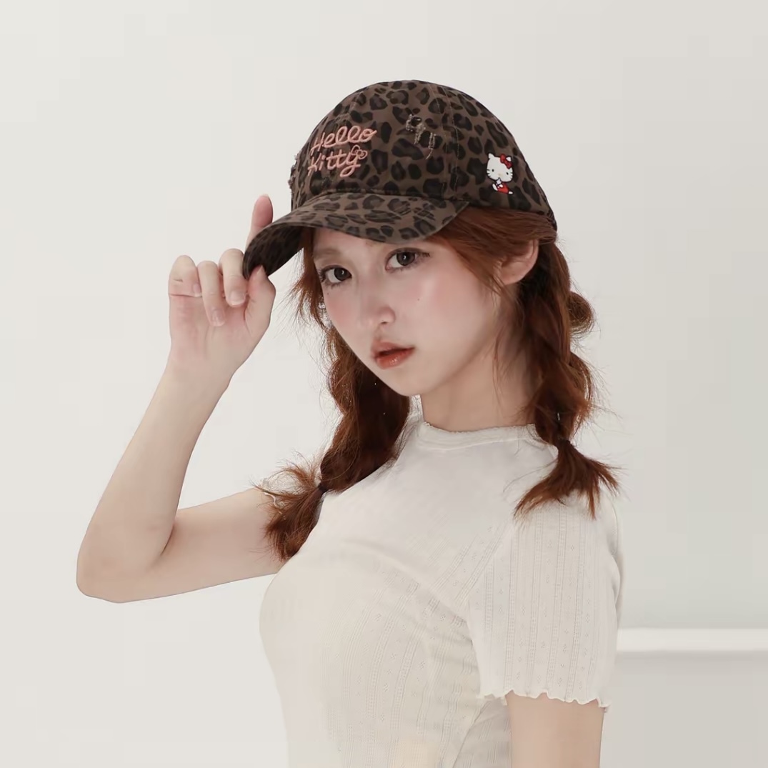 SANRIO 三麗鷗 KITTY 草寫字母 豹紋老帽 刺繡 咖豹紋 休閒穿搭