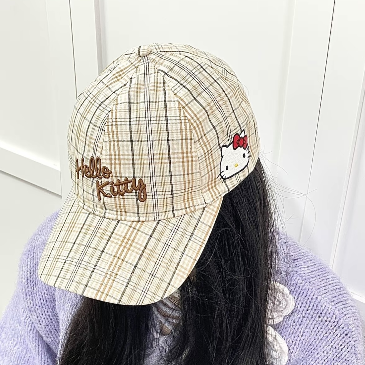 SANRIO KITTY 卡其格子 刺繡老帽 草寫 側邊大頭 鴨舌帽 休閒 凱蒂貓