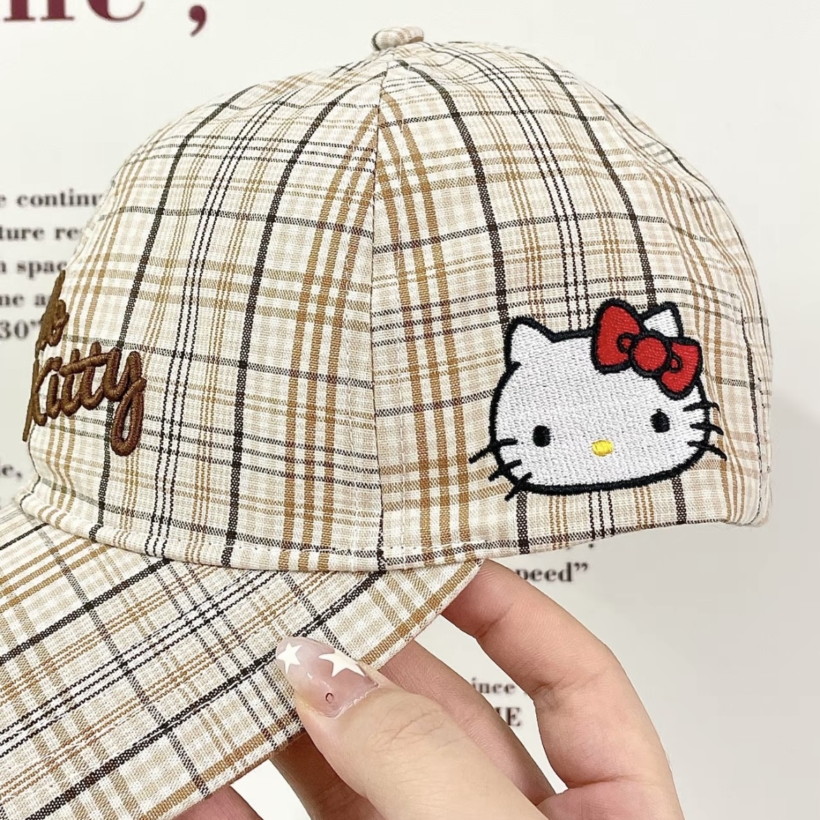 SANRIO KITTY 卡其格子 刺繡老帽 草寫 側邊大頭 鴨舌帽 休閒 凱蒂貓