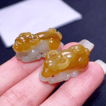 111045 翡翠生肖牛吊墜一對