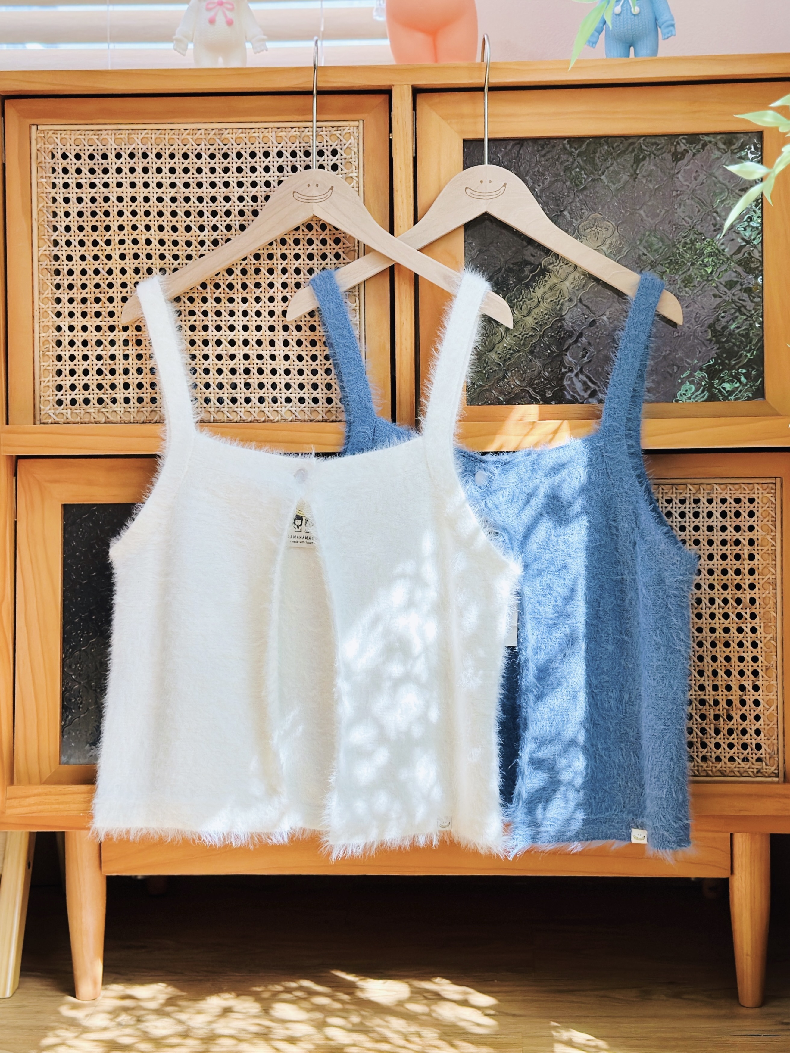 兩色 / 長貂毛感果凍鈕扣馬甲 / Fuzzy Touch Button-Detail Cami