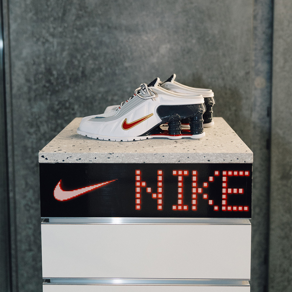 Martine Rose x W Nike Shox MR4 Mule 黑白紅 IM5420-100