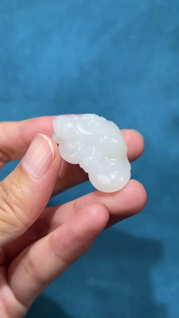 1110218 和田玉籽料福鼠如意