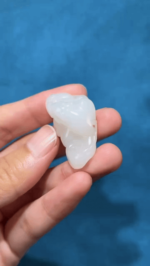 1110218 和田玉籽料福鼠如意