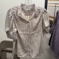 [S] DKNY VANILLA BEAN/BLACK PUFF SLEEVE COLLARLESS SHIRT, DJ4W2084-I9X (SD1597)