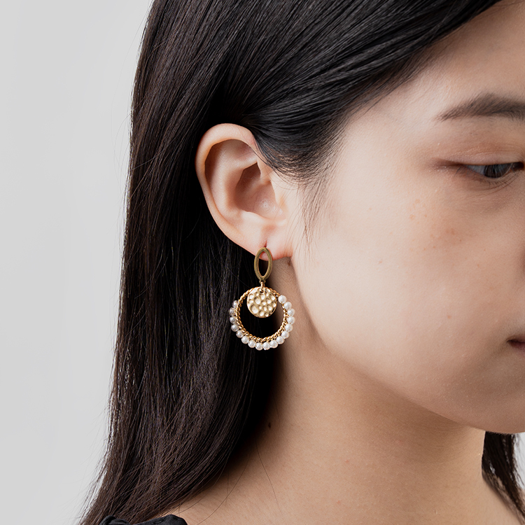 miramira珠光｜單圈雕紋圓牌珍珠耳環D6006-金58439