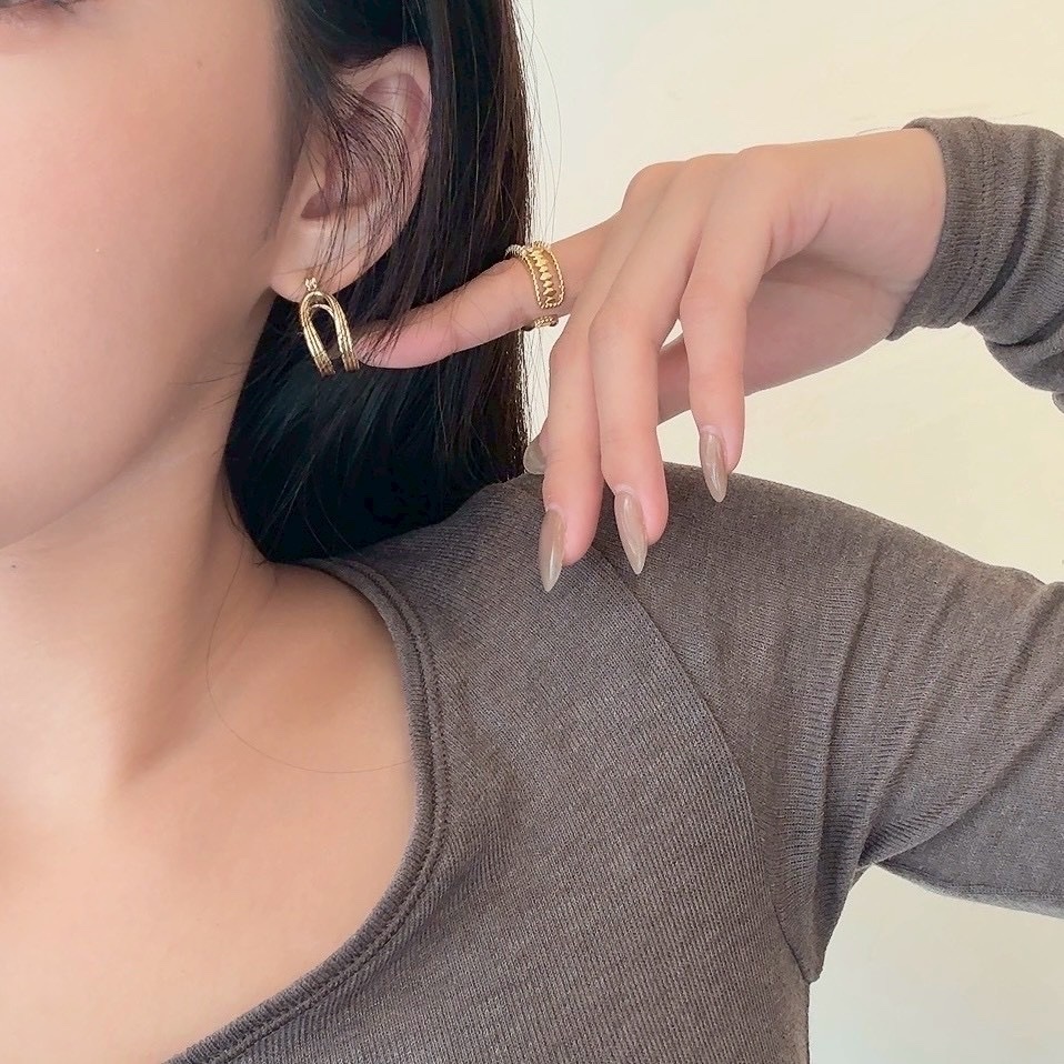 Gy”時髦U字紋理鏤空耳釦釘