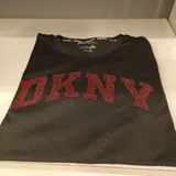 [S] DKNY BLACK/CITY CRIMSON RHINESTONE LOGO BLING BLING T-SHIRT, DP5T1500-ODD (SD1612)