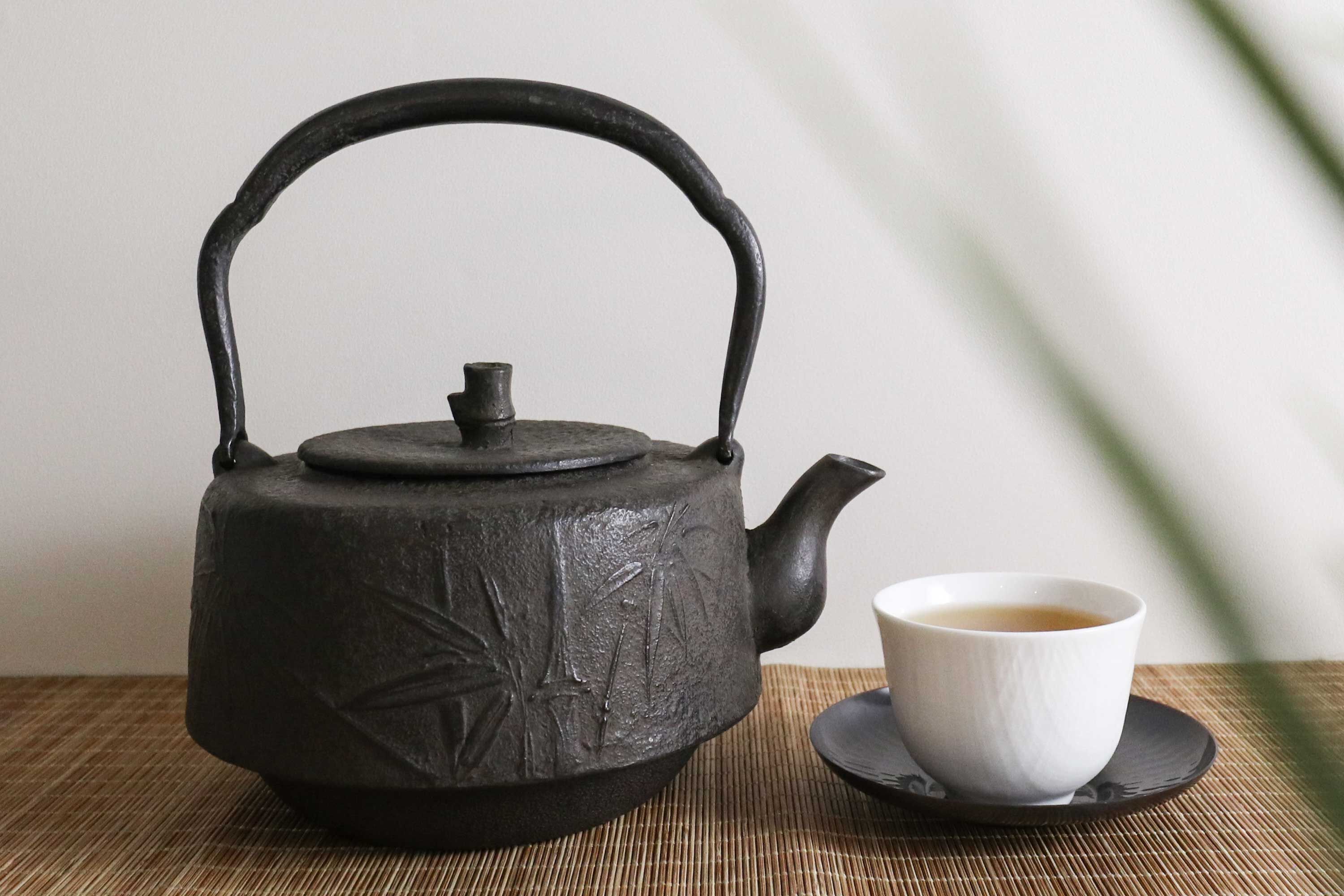 煮水泡茶用的竹子造型日本製鐵壺