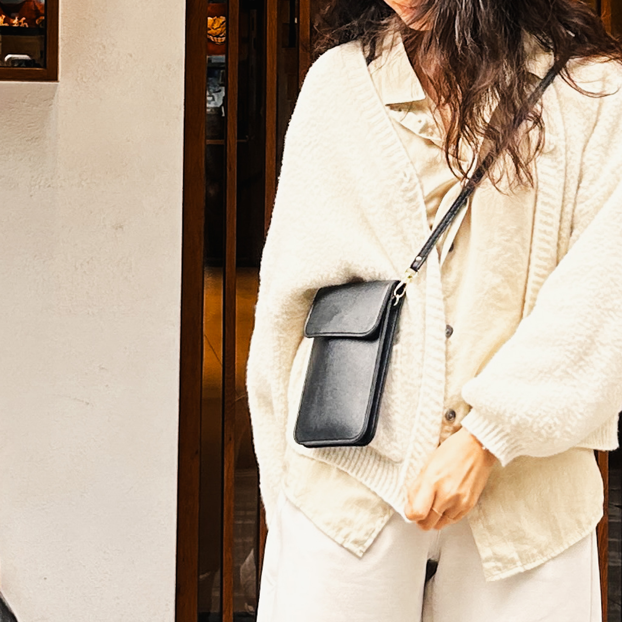 皮革磁扣肩背手機包 三色售