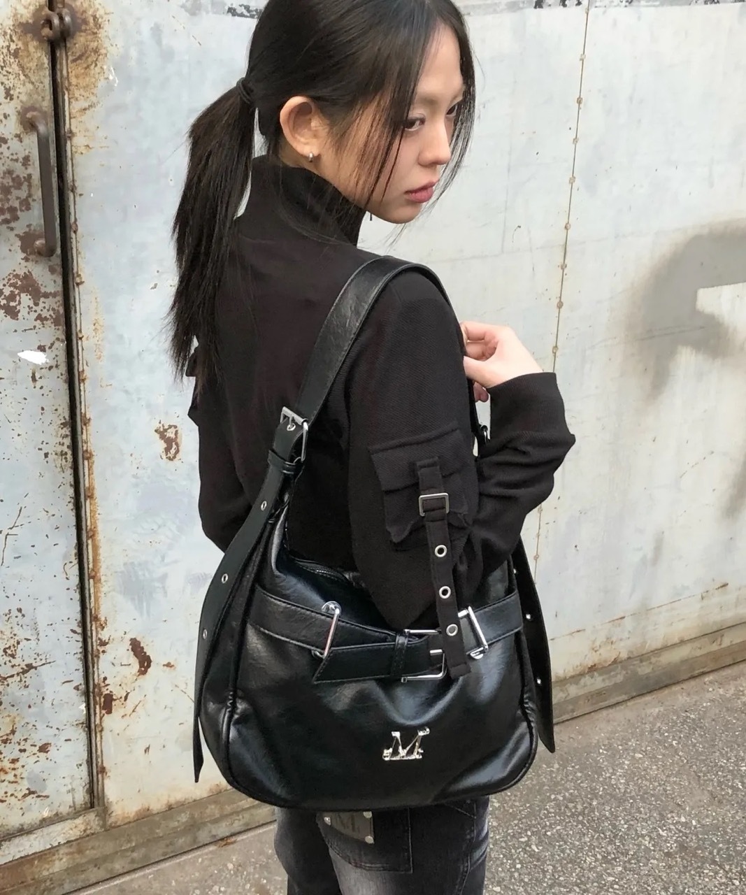 韓國限定🇰🇷 MUCENT MONIC METAL LOGO FRONT BELTED LEATHER SHOUDLER BAG 金屬標誌 單肩包 側背包 / 預購