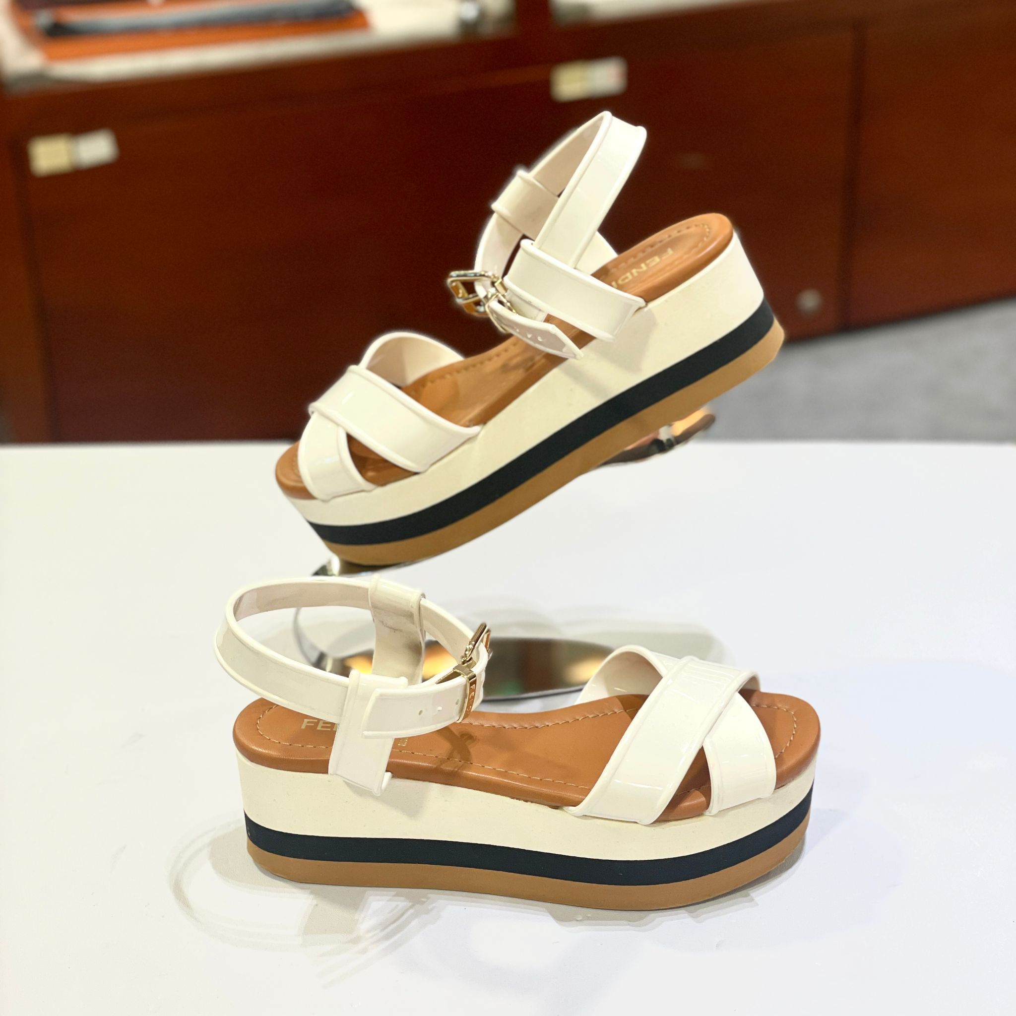 只有35碼~超級筍價!!! 98%NEW二手FENDI SANDALS 白色漆皮,芬迪 厚底涼鞋 #香榭站正品