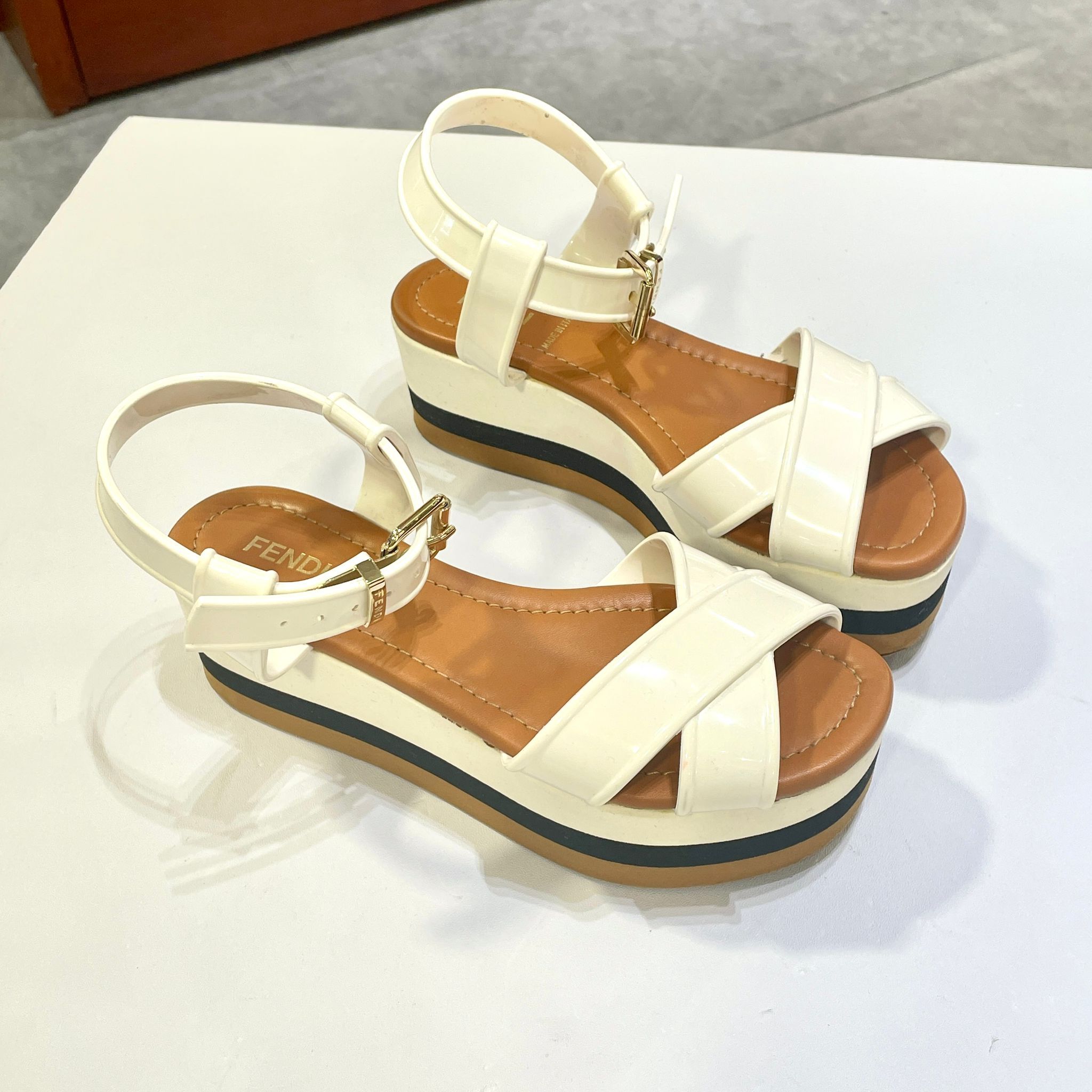 只有35碼~超級筍價!!! 98%NEW二手FENDI SANDALS 白色漆皮,芬迪 厚底涼鞋 #香榭站正品