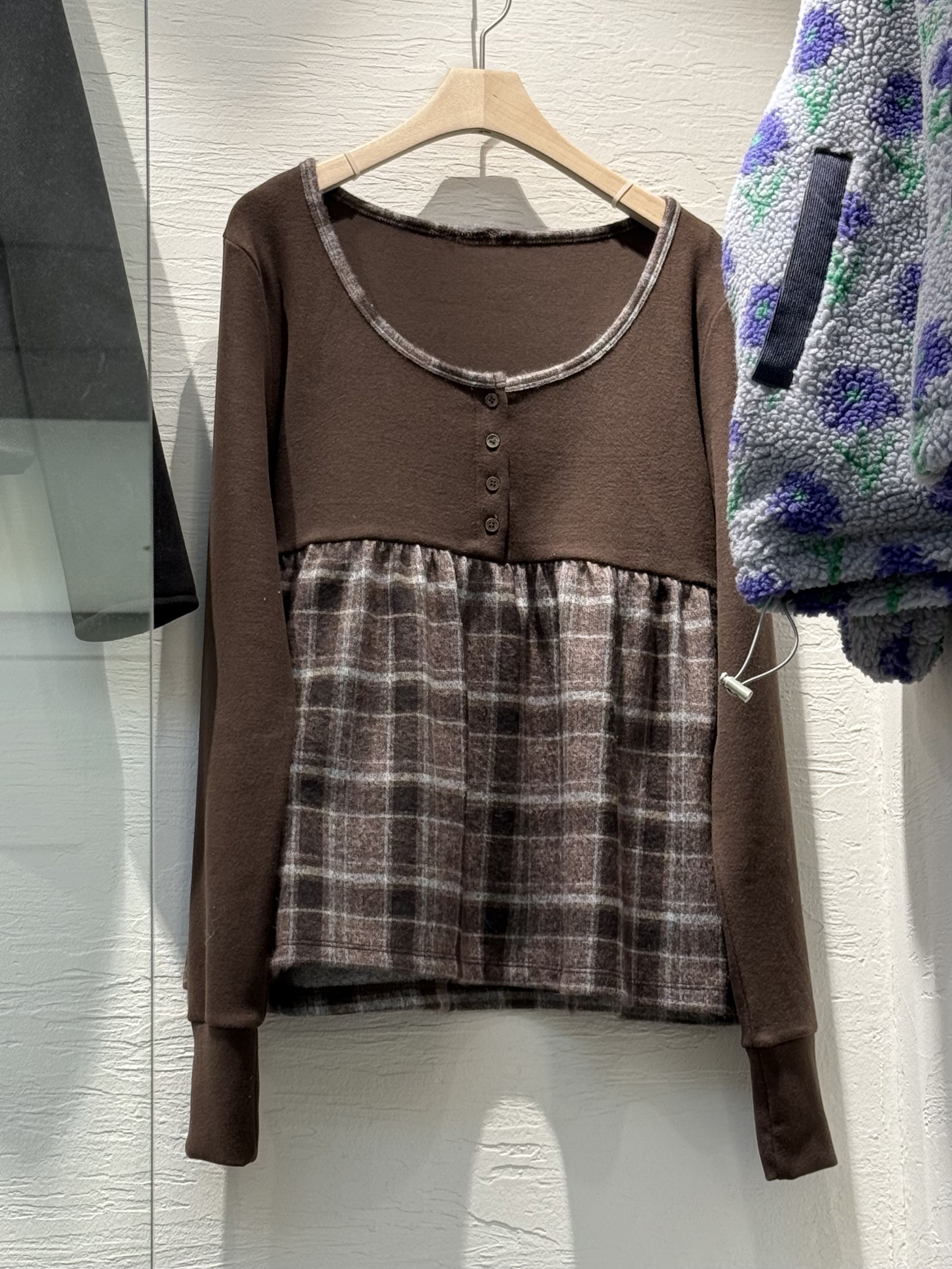 像是花店小姐姐的傘擺格紋衣/2色均碼/咖身