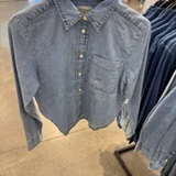 [S] CALVIN KLEIN LIGHT DENIM CROPPED RELAXED BUTTON DOWN SHIRT, SP47617963-47D792G450 (SCK799)