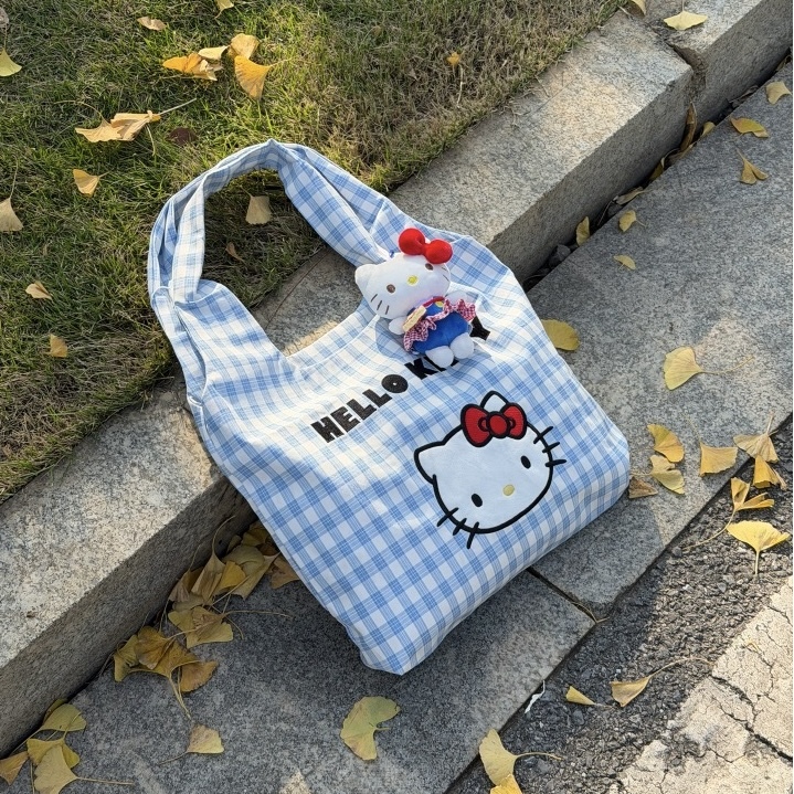 三福 x SANRIO 三麗鷗 HELLO KITTY 大頭 單肩包 手提包 白藍格 /預購