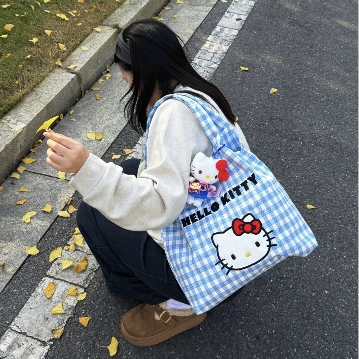 三福 x SANRIO 三麗鷗 HELLO KITTY 大頭 單肩包 手提包 白藍格 /預購