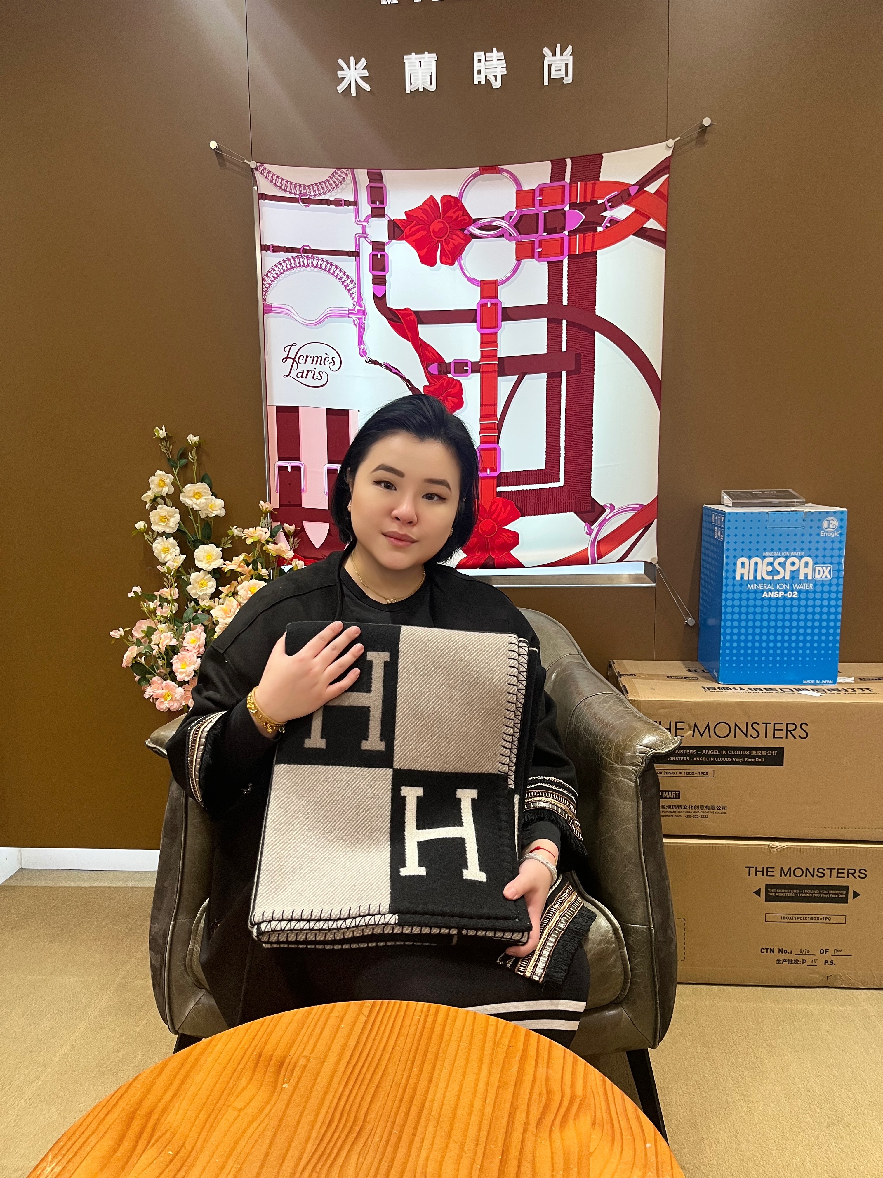 Babe 爽快帶走咗黑色 Avalon 毛氈，一見到就話超鍾意🤍 有品味又有眼光✨ 好感謝你嘅支持🫶 （11/2025）