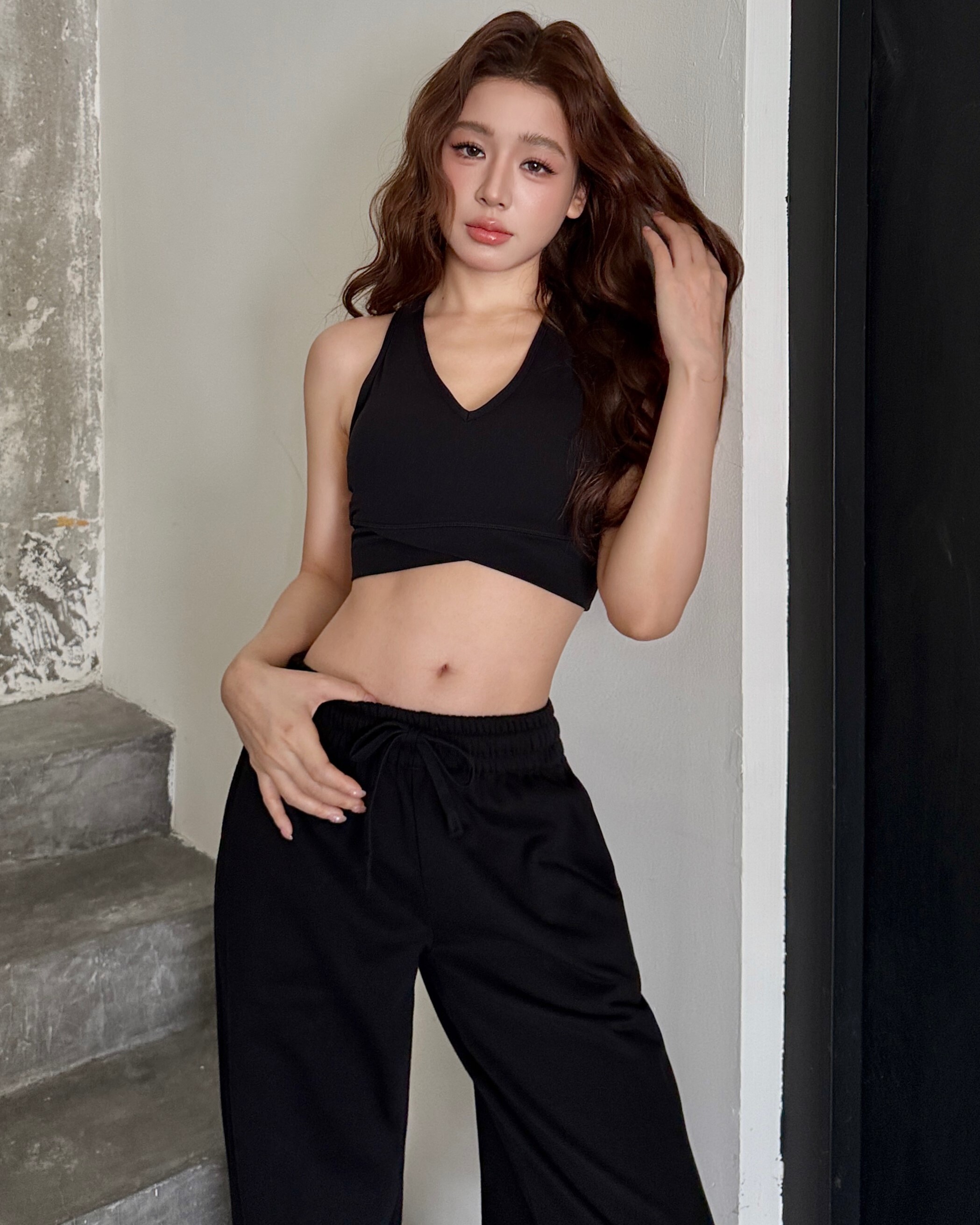 CRUX挖背V領背心-黑