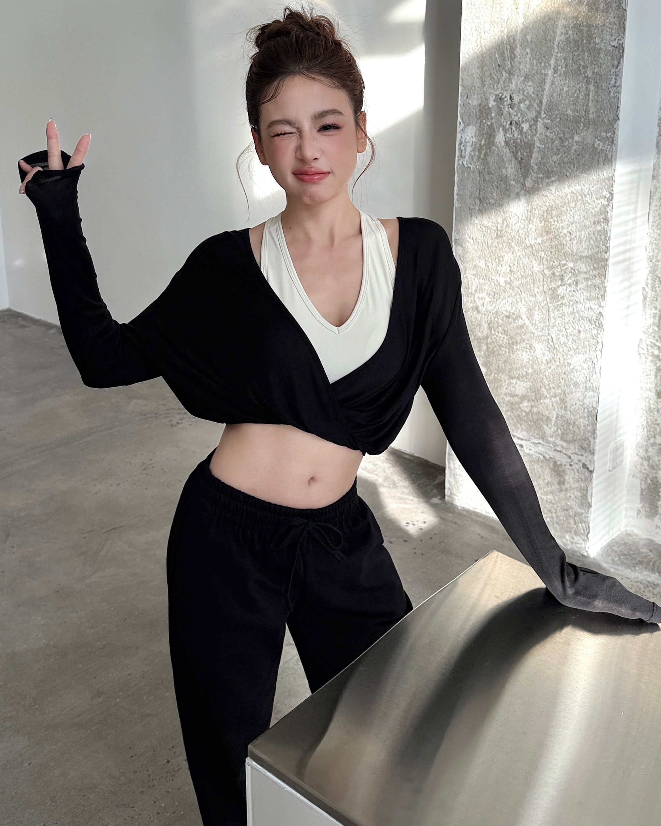 LOOSE扭結V領長袖罩衫 -黑