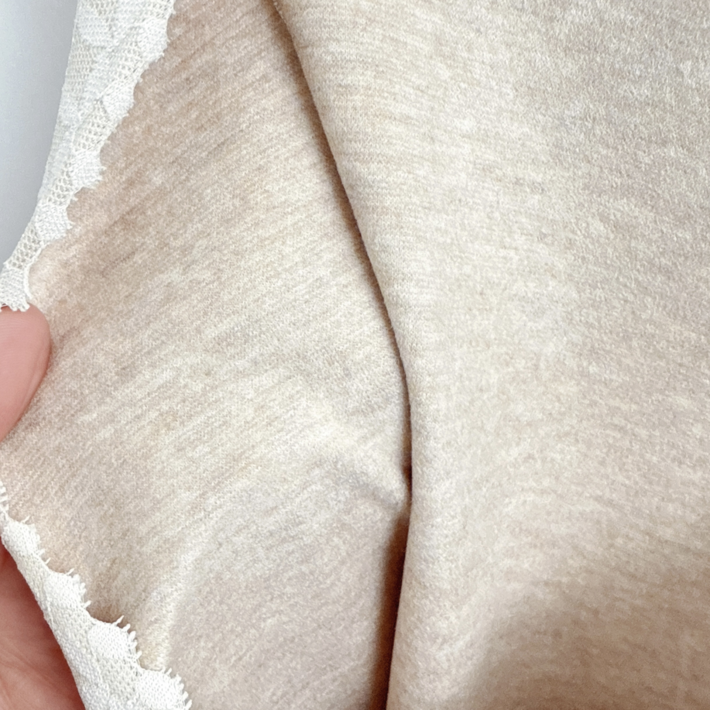 #889-有分碼-小雲肌V領上喱士羊毛蠶絲固定杯中長打底背心 (E11-E16)