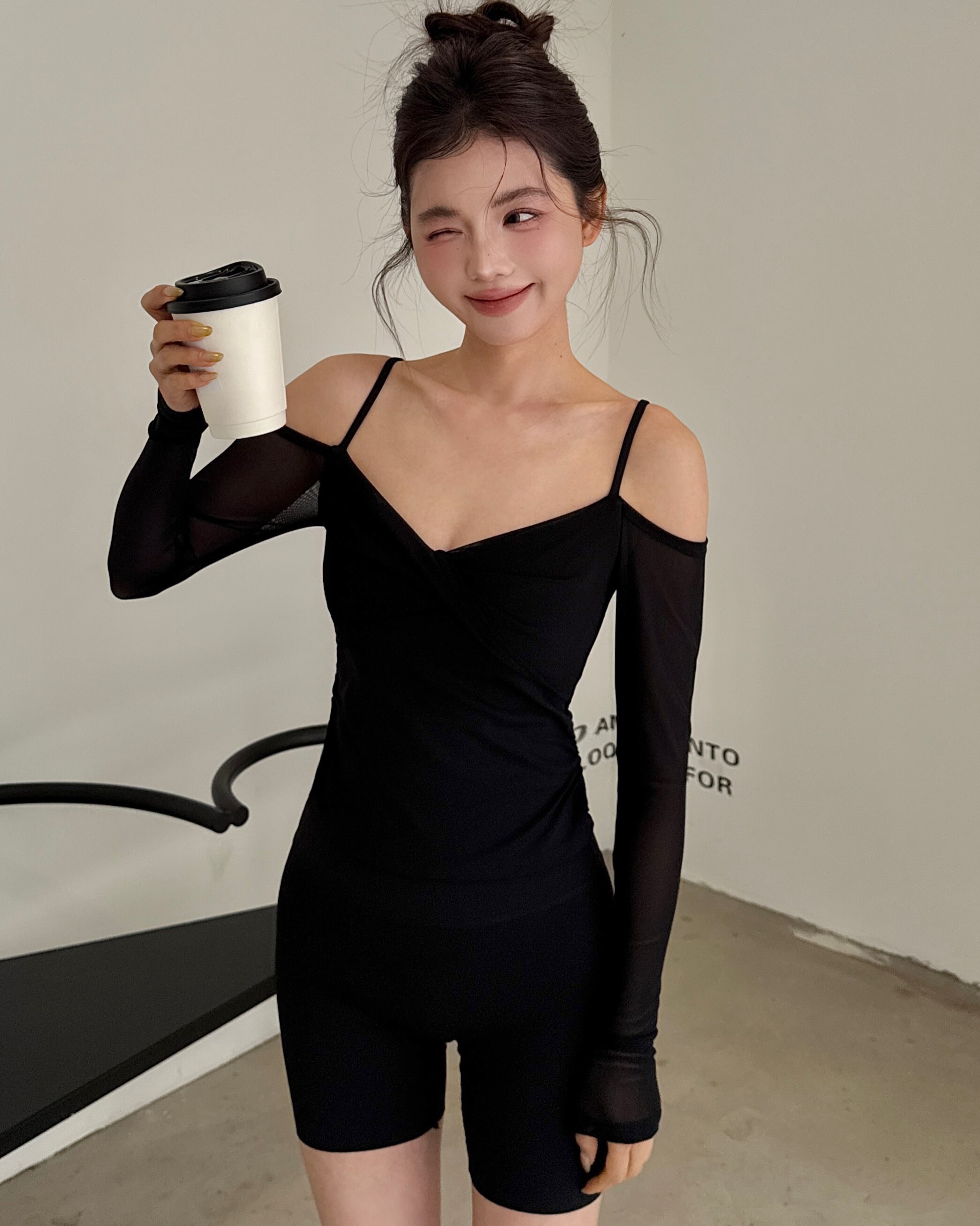 FLOAT 輕透網紗吊帶上衣-黑