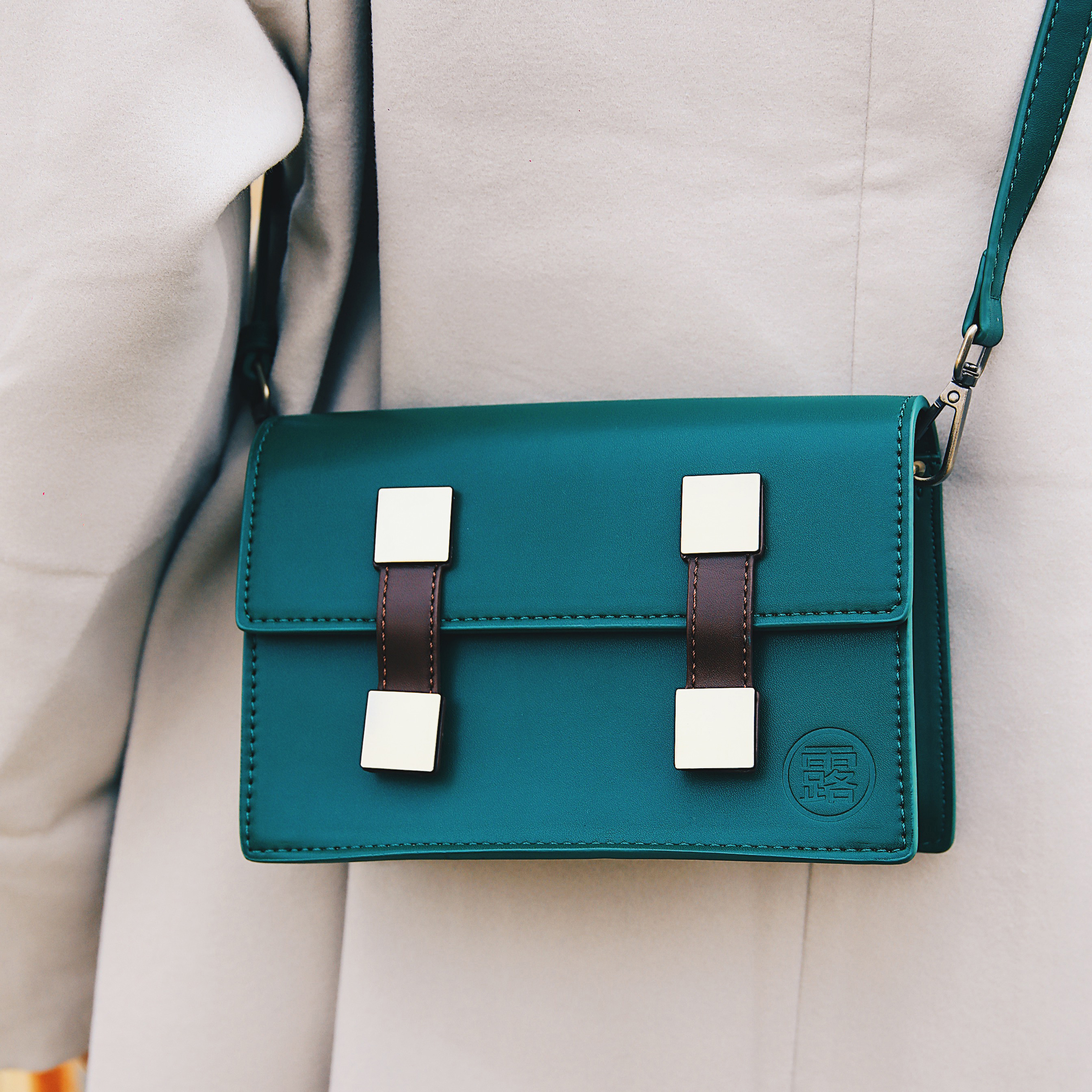 岸邊露伴 綠色皮革斜背包