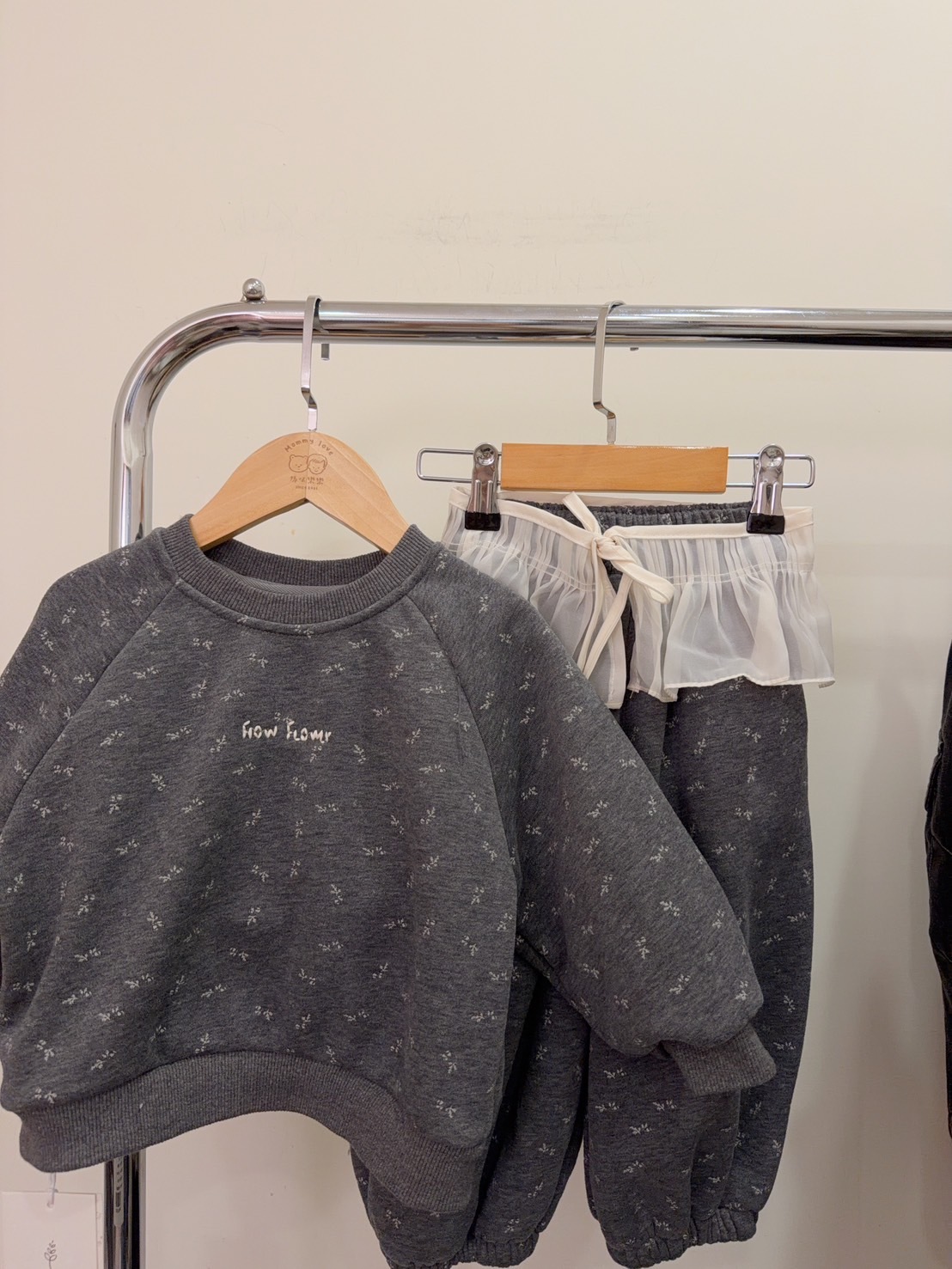 8270碎花刺繡上衣屁簾縮口褲套裝