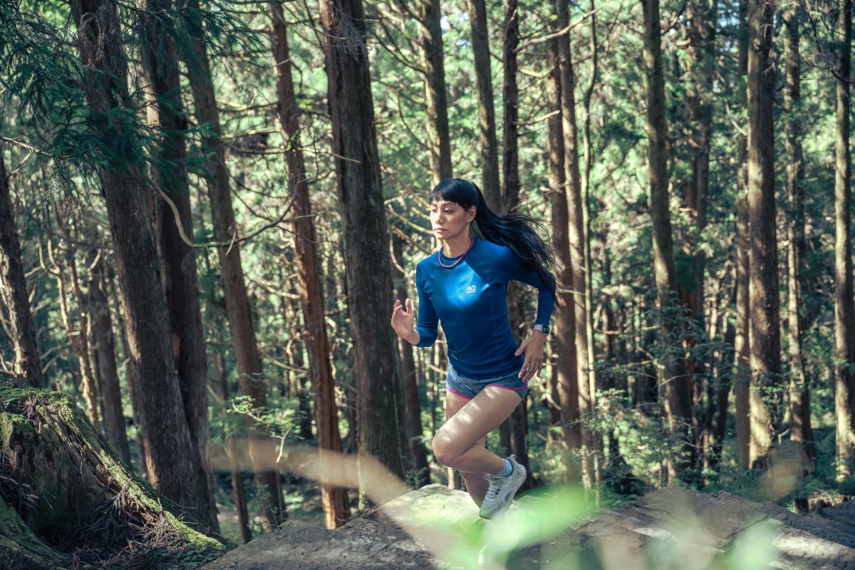 冬天在跑步的女性
