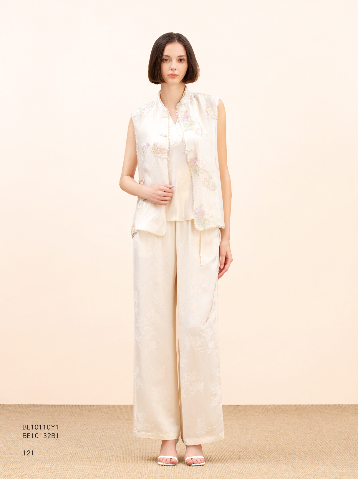 BE10110Y1 霧白映蝶中式立領刺繡馬甲背心