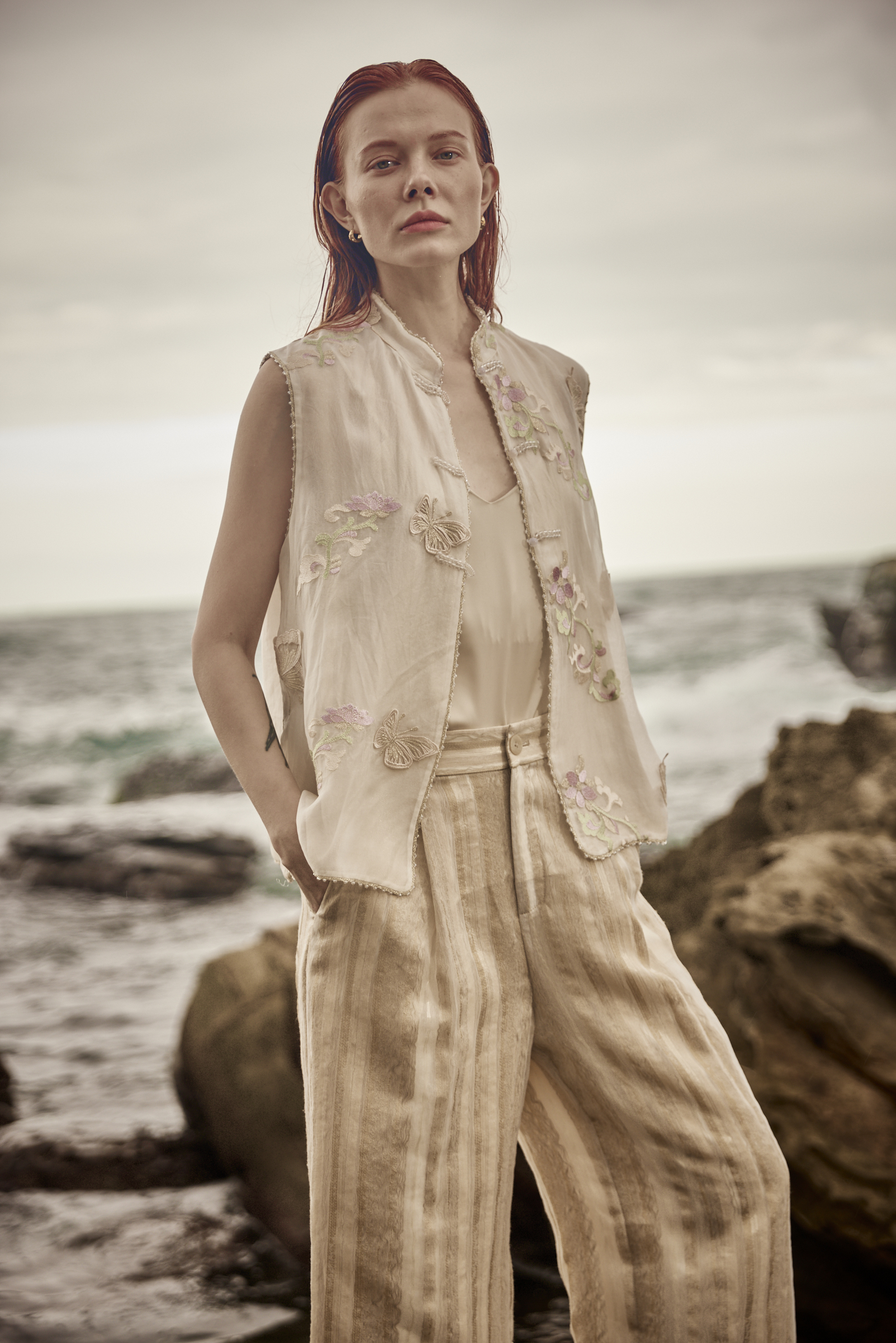 BE10110Y1 霧白映蝶中式立領刺繡馬甲背心