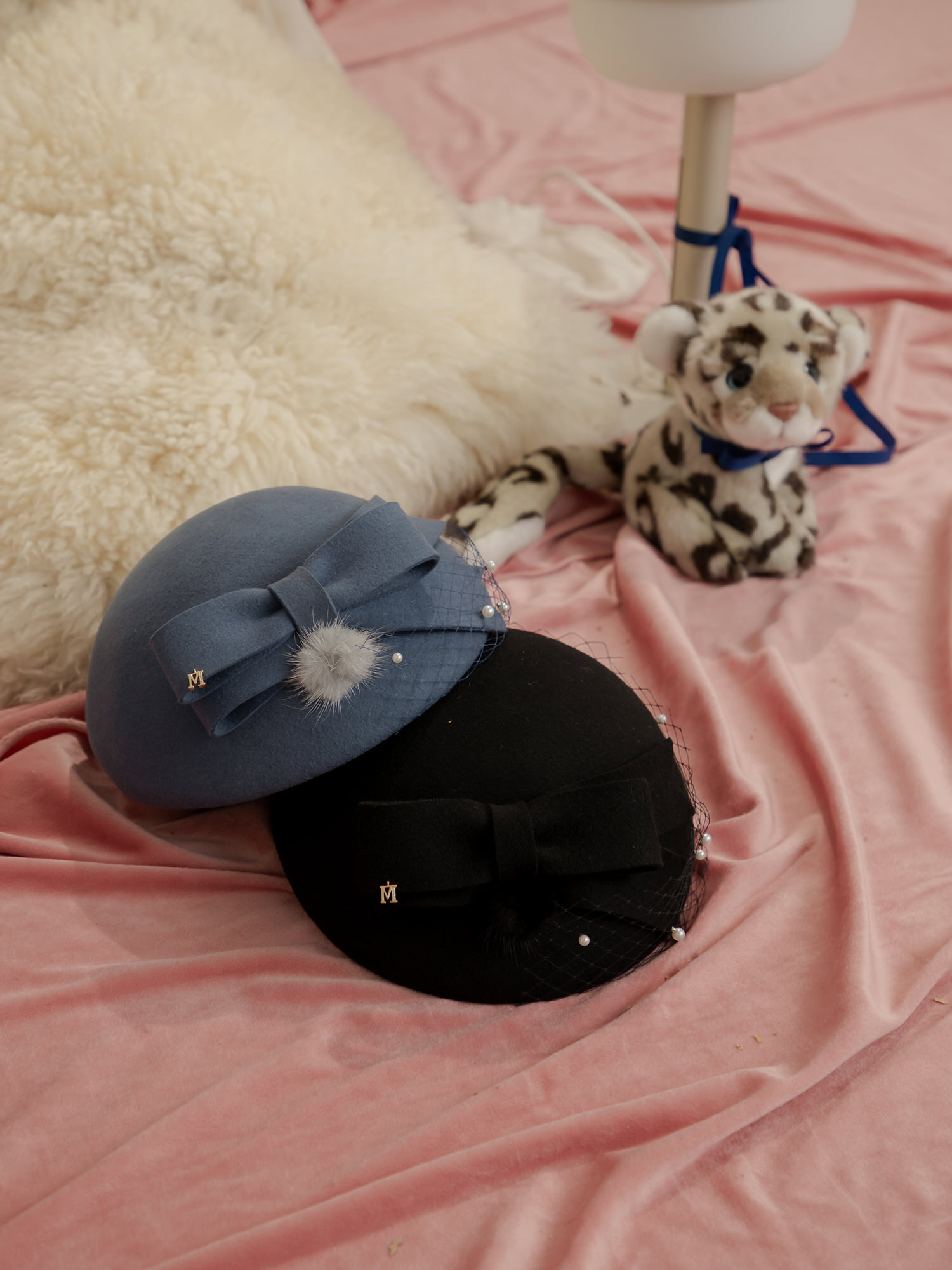 城堡主人公。MUCHAT手作珍珠蝶結毛球貝蕾禮帽 (黑)