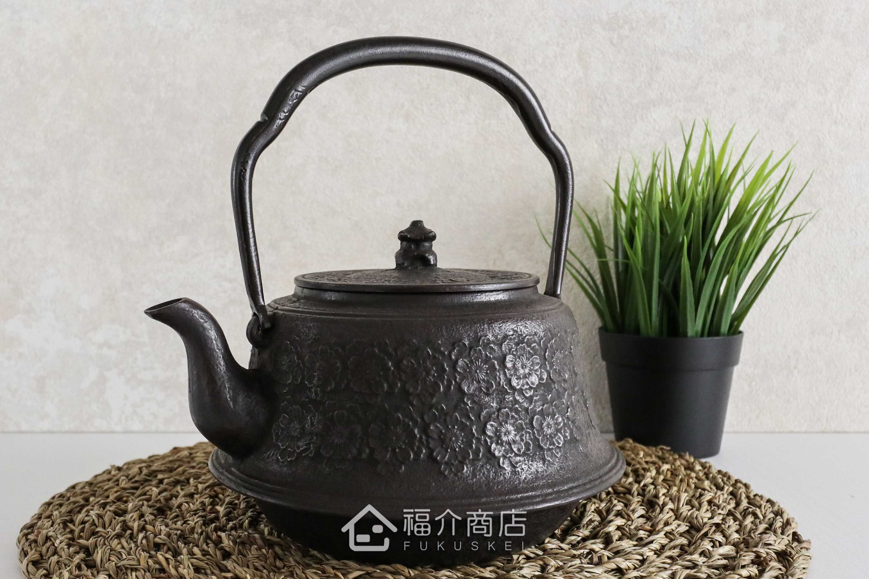 煮水泡茶用的富士型櫻花造型鐵壺