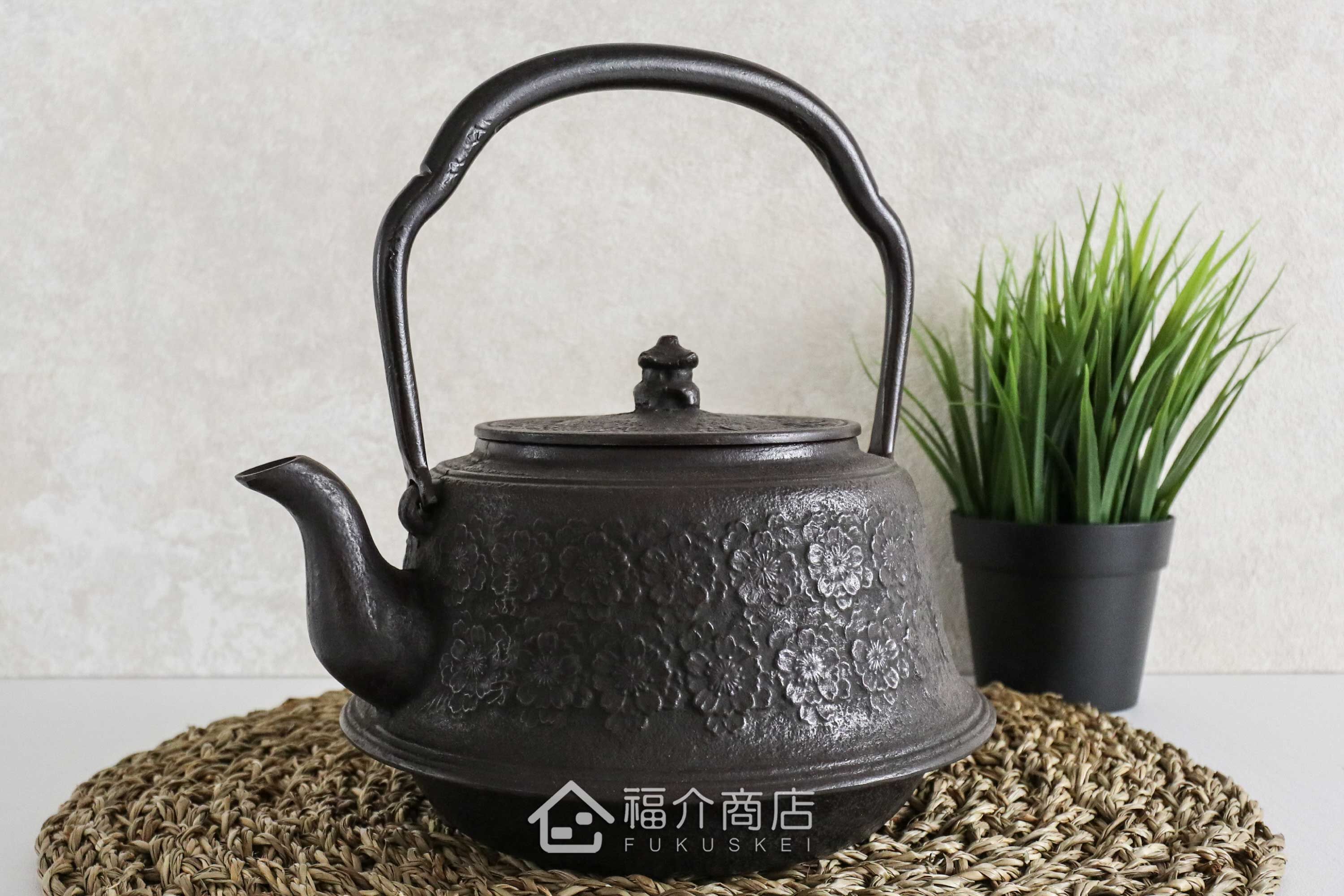 煮水泡茶用的富士型櫻花造型鐵壺