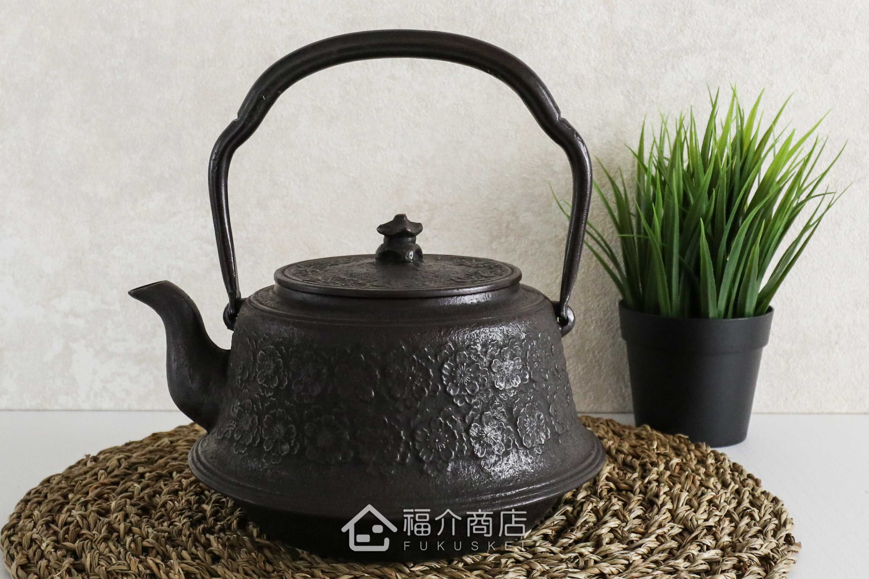 煮水泡茶用的富士型櫻花造型鐵壺
