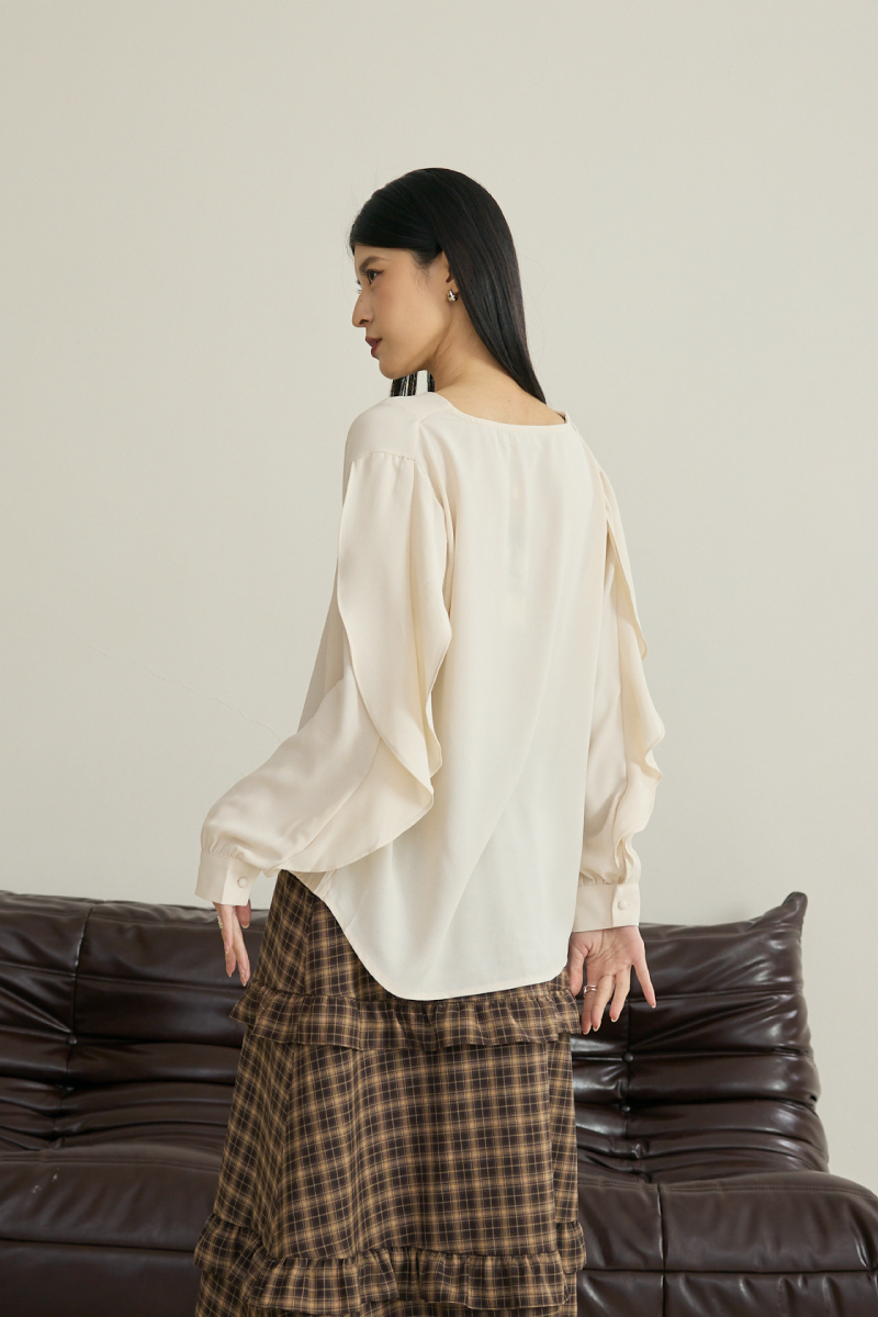 假排釦造型荷葉袖上衣